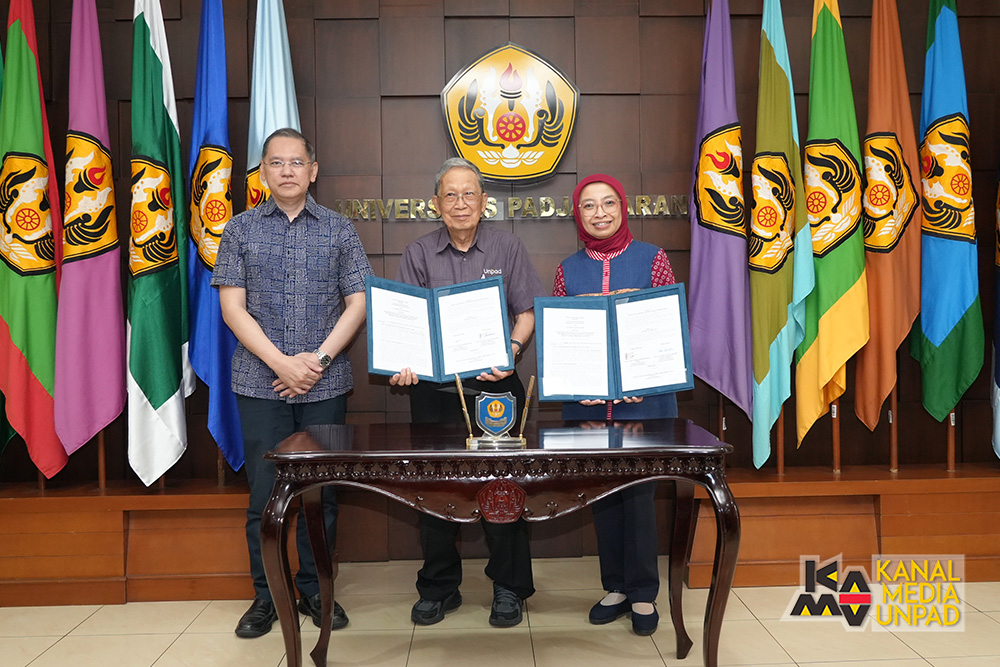 Penandatanganan kerja sama hibah antara Prof. Arthur Bing, alumni angkatan pertama FK Unpad, dan Universitas Padjadjaran untuk mendukung pengembangan pendidikan dan riset di Fakultas Kedokteran. Penandatanganan kerja sama hibah antara Prof. Arthur Bing, alumni angkatan pertama FK Unpad, dan Universitas Padjadjaran untuk mendukung pengembangan pendidikan dan riset di Fakultas Kedokteran.